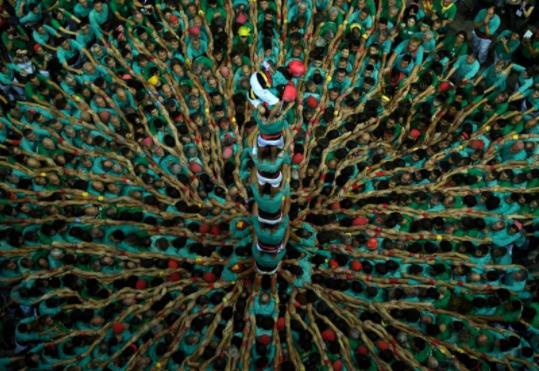 6000人玩叠罗汉:场面蔚为壮观(密集恐惧慎入) 6000人玩叠罗汉:场面蔚为壮观(密集恐惧慎入)