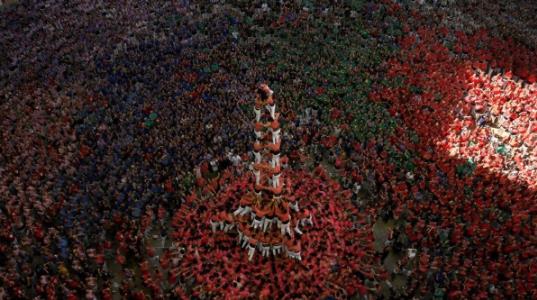 6000人玩叠罗汉:场面蔚为壮观(密集恐惧慎入) 6000人玩叠罗汉:场面蔚为壮观(密集恐惧慎入)