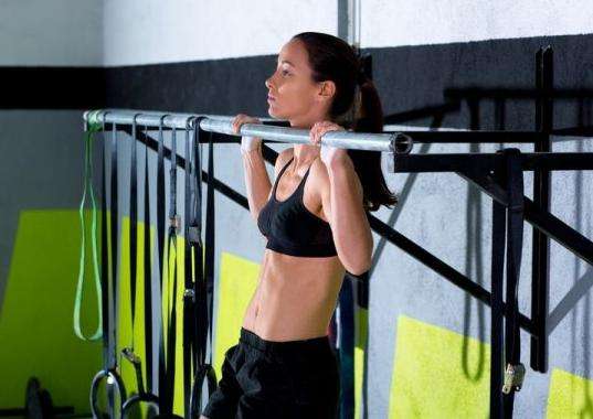 单杠的练习方法:单杠拉不上去该怎么练步骤 单杠的练习方法:单杠拉不上去该怎么练步骤