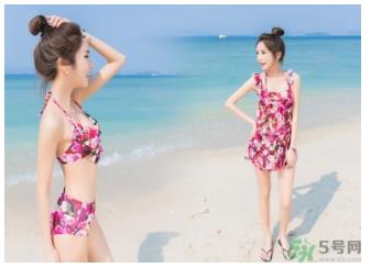 泡温泉穿什么泳衣：泡温泉要穿泳衣吗男女各穿什么