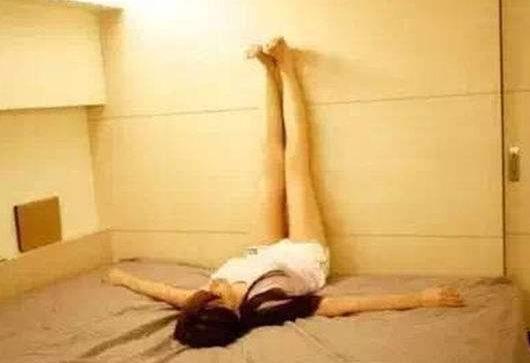 腿向上靠墙式:正确做法及好处然让你意想不到(图) 腿向上靠墙式:正确做法及好处然让你意想不到(图)