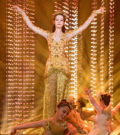 迪丽热巴穿金礼服：闪闪的礼服美翻了美炸了（图）