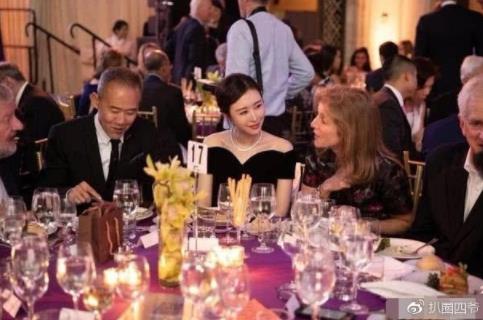 田朴珺晒王石脱衣照：脱衣半身照配上害羞表情