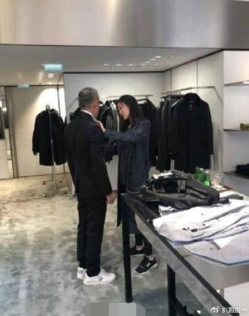 田朴珺晒王石脱衣照：脱衣半身照配上害羞表情