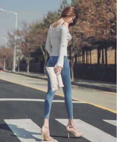 女人穿紧身系列衣服:紧身上衣搭配贴身牛仔裤真好看 女人穿紧身系列衣服:紧身上衣搭配贴身牛仔裤真好看