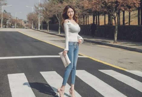 女人穿紧身系列衣服:紧身上衣搭配贴身牛仔裤真好看 女人穿紧身系列衣服:紧身上衣搭配贴身牛仔裤真好看