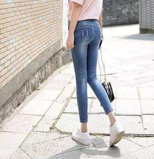 紧身裤牛仔裤时尚又吸睛：简洁大方时尚女性穿搭必选