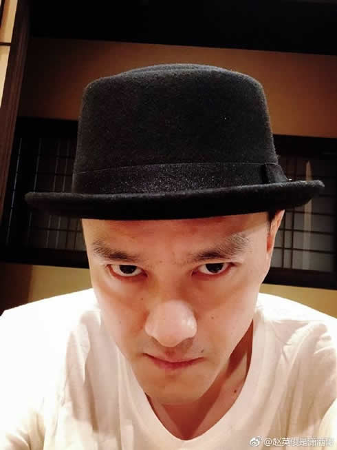 袁姗姗赵英俊同游:美女配才子同款手机壳情侣装 袁姗姗赵英俊同游:美女配才子同款手机壳情侣装