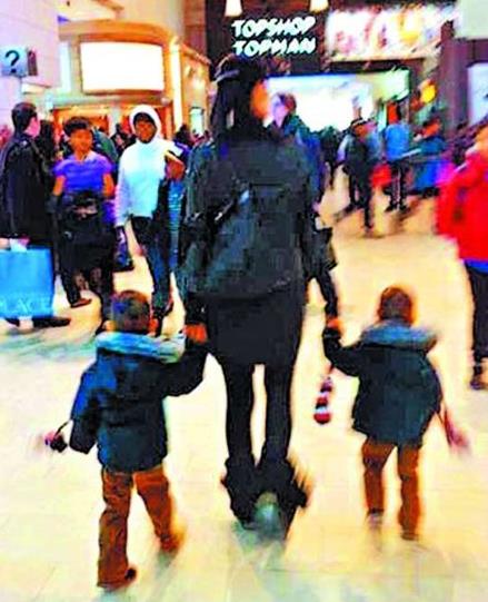 李泽楷个人资料:梁洛施和李泽楷及儿子近照(图) 李泽楷个人资料:梁洛施和李泽楷及儿子近照(图)