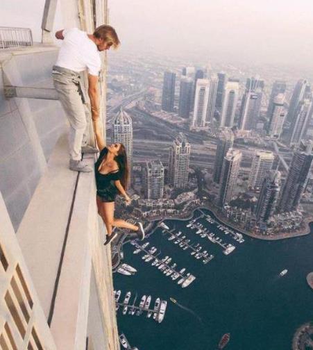 女子阳台自拍身亡：为了拍美照竟不顾生命危险盘点