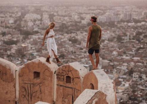 女子阳台自拍身亡：为了拍美照竟不顾生命危险盘点