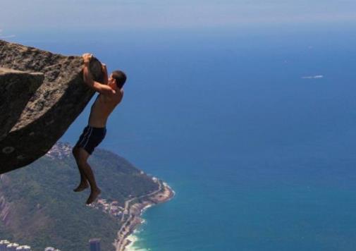 女子阳台自拍身亡：为了拍美照竟不顾生命危险盘点