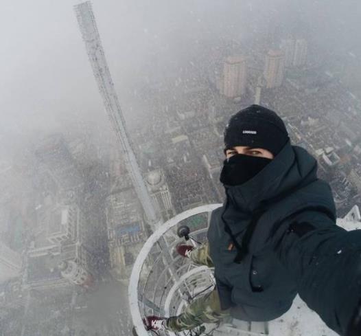 女子阳台自拍身亡：为了拍美照竟不顾生命危险盘点