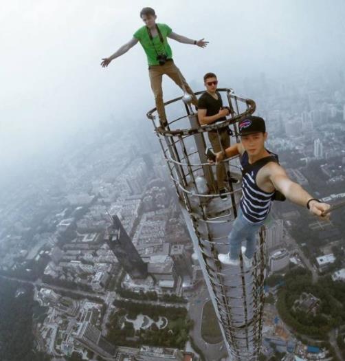 女子阳台自拍身亡：为了拍美照竟不顾生命危险盘点