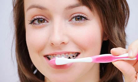 刷牙时牙刷沾不沾水?90%的人都做错了!(清洁效果) 刷牙时牙刷沾不沾水?90%的人都做错了!(清洁效果)