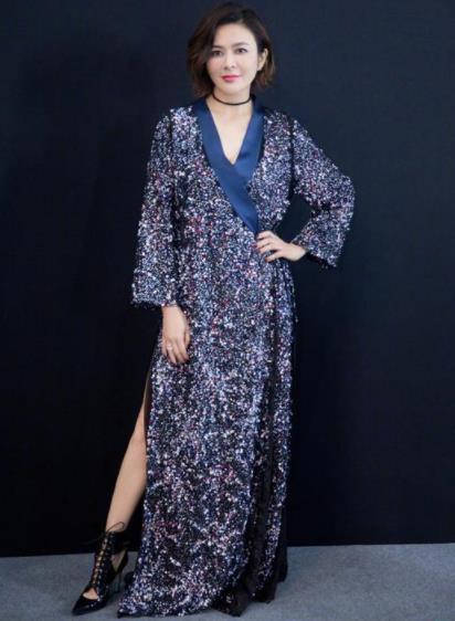 56岁关之琳现身上海:白色T恤加运动裤外传裸色长款风衣 56岁关之琳现身上海:白色T恤加运动裤外传裸色长款风衣