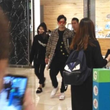 周杰伦带昆凌逛街:秀恩爱高能虐狗(图) 周杰伦带昆凌逛街:秀恩爱高能虐狗(图)