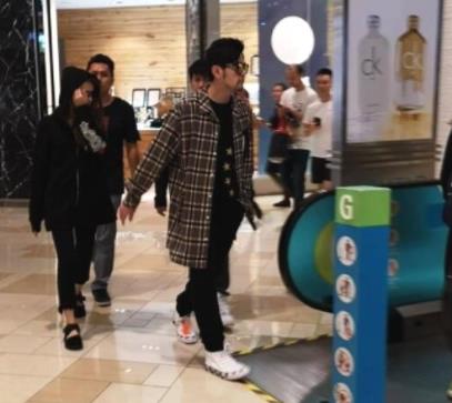 周杰伦带昆凌逛街:秀恩爱高能虐狗(图) 周杰伦带昆凌逛街:秀恩爱高能虐狗(图)