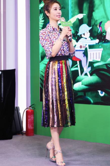 林心如贵妇造型吸睛：气质迷人穿衣太漂亮图片欣赏