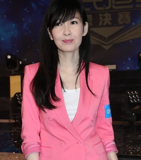 周慧敏与丈夫同框：恩爱近照,女神级美貌一如既往