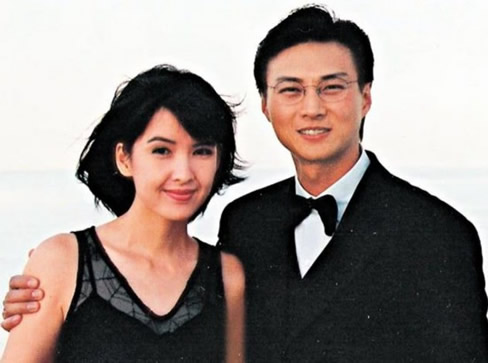周慧敏与丈夫同框：恩爱近照,女神级美貌一如既往