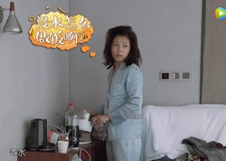 刘涛素颜起床照:看着窗外一脸懵网友表示很可爱 刘涛素颜起床照:看着窗外一脸懵网友表示很可爱