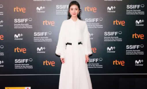 杨幂亮相电影首映：毛呢裙秀美胸性感甜美（图）