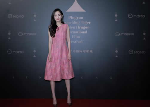 杨幂亮相电影首映：毛呢裙秀美胸性感甜美（图）