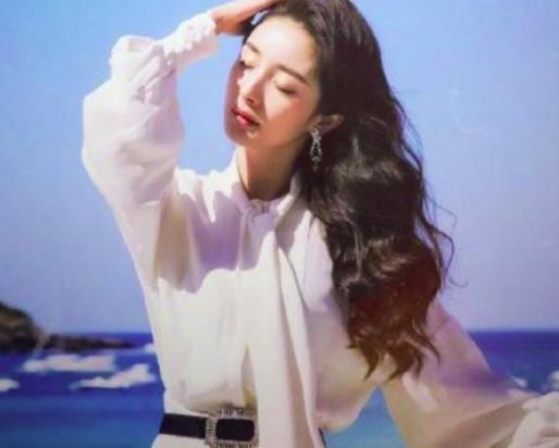 杨幂亮相电影首映：毛呢裙秀美胸性感甜美（图）