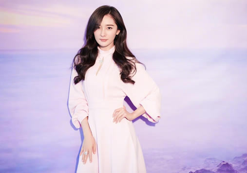 杨幂波浪长发似仙女：温柔波浪长发淡粉色连衣裙