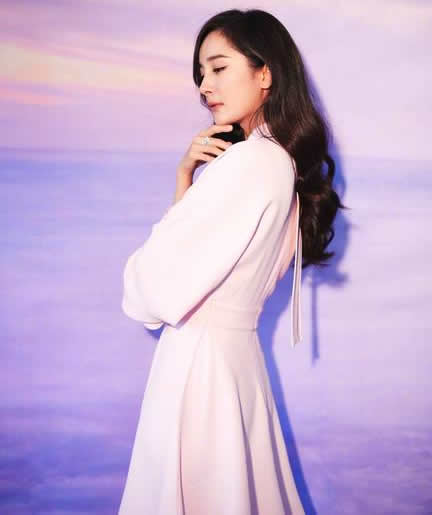 杨幂波浪长发似仙女：温柔波浪长发淡粉色连衣裙