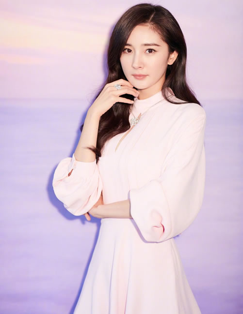 杨幂波浪长发似仙女：温柔波浪长发淡粉色连衣裙