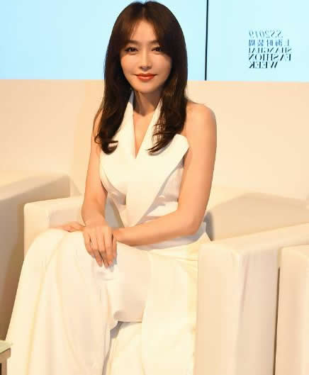 秦岚白衣优雅气质佳：白衣长裙很美很温柔很性感