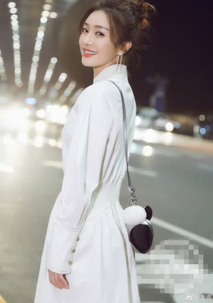 秦岚白衣优雅气质佳：白衣长裙很美很温柔很性感