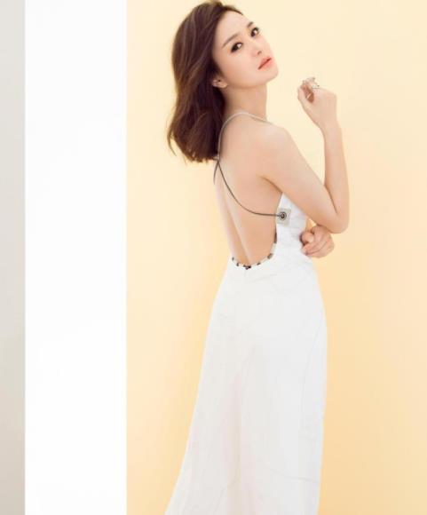 秦岚白衣优雅气质佳：白衣长裙很美很温柔很性感
