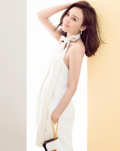 秦岚白衣优雅气质佳：白衣长裙很美很温柔很性感