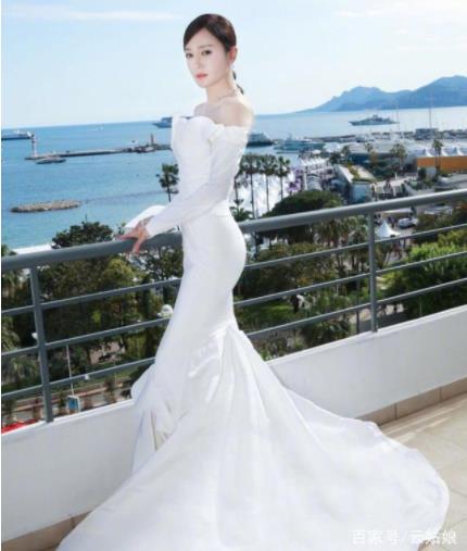 秦岚白衣优雅气质佳：白衣长裙很美很温柔很性感