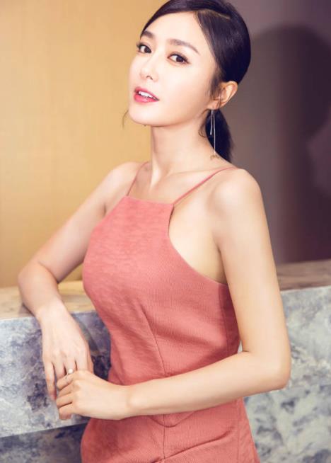 秦岚白衣优雅气质佳：白衣长裙很美很温柔很性感