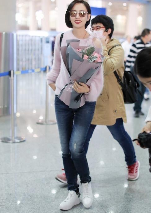 佟丽娅抱花浅笑：粉色毛衣温婉柔美甜笑迷人（图）