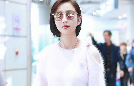 佟丽娅抱花浅笑：粉色毛衣温婉柔美甜笑迷人（图）