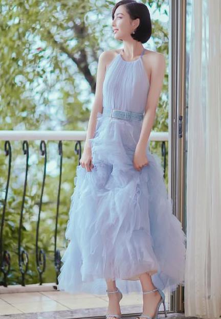 佟丽娅抱花浅笑：粉色毛衣温婉柔美甜笑迷人（图）