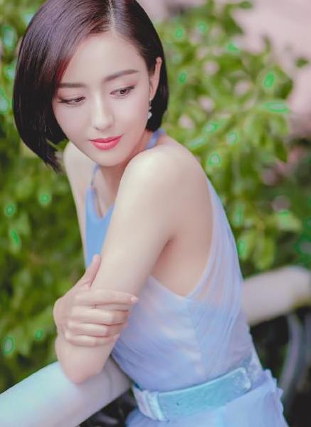 佟丽娅抱花浅笑：粉色毛衣温婉柔美甜笑迷人（图）