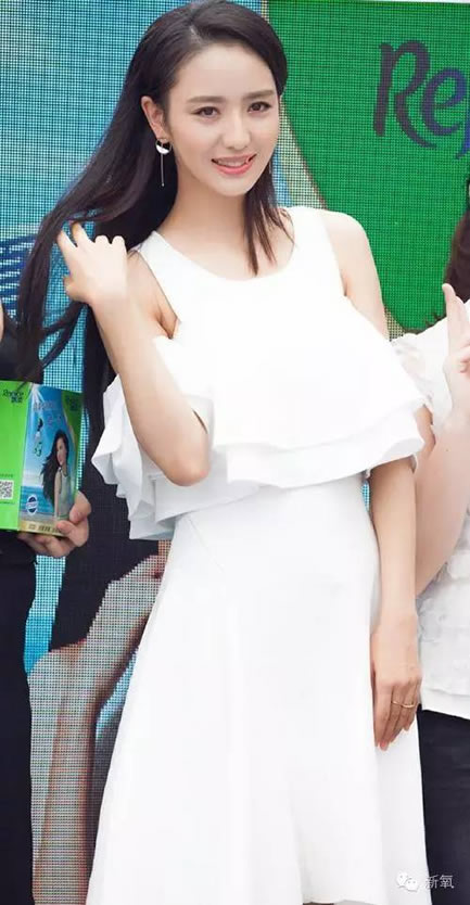 佟丽娅抱花浅笑：粉色毛衣温婉柔美甜笑迷人（图）