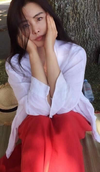 51岁王祖贤近照：白衣红裙容貌气质少女范（图）