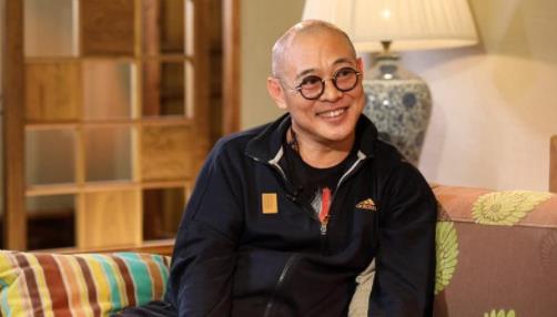 李连杰光头近照曝光:深色套头运动衫精神好(图) 李连杰光头近照曝光:深色套头运动衫精神好(图)