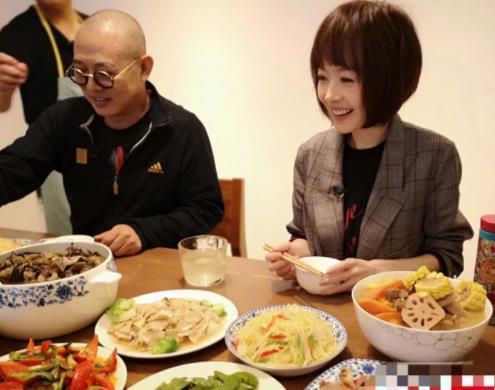 李连杰光头近照曝光:深色套头运动衫精神好(图) 李连杰光头近照曝光:深色套头运动衫精神好(图)