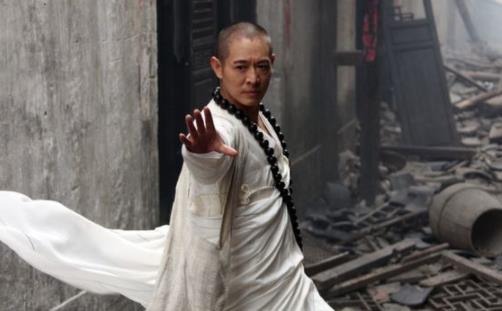 李连杰光头近照曝光：深色套头运动衫精神好（图）