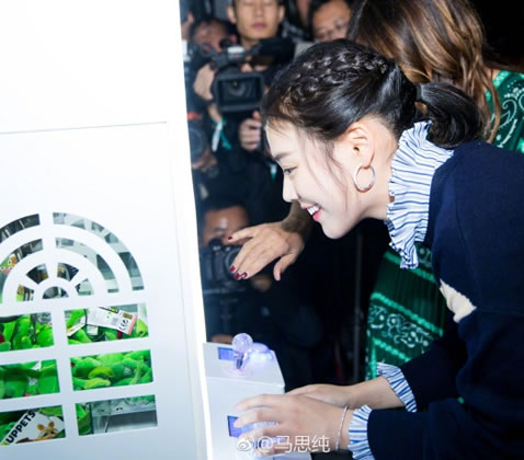 马思纯短裙秀美腿：俏皮又减龄小女人味（图）