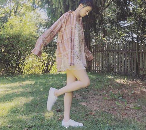 马思纯短裙秀美腿：俏皮又减龄小女人味（图）