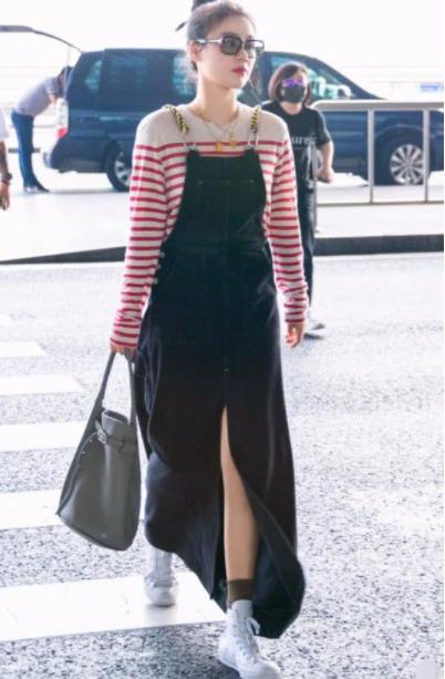 马思纯短裙秀美腿：俏皮又减龄小女人味（图）